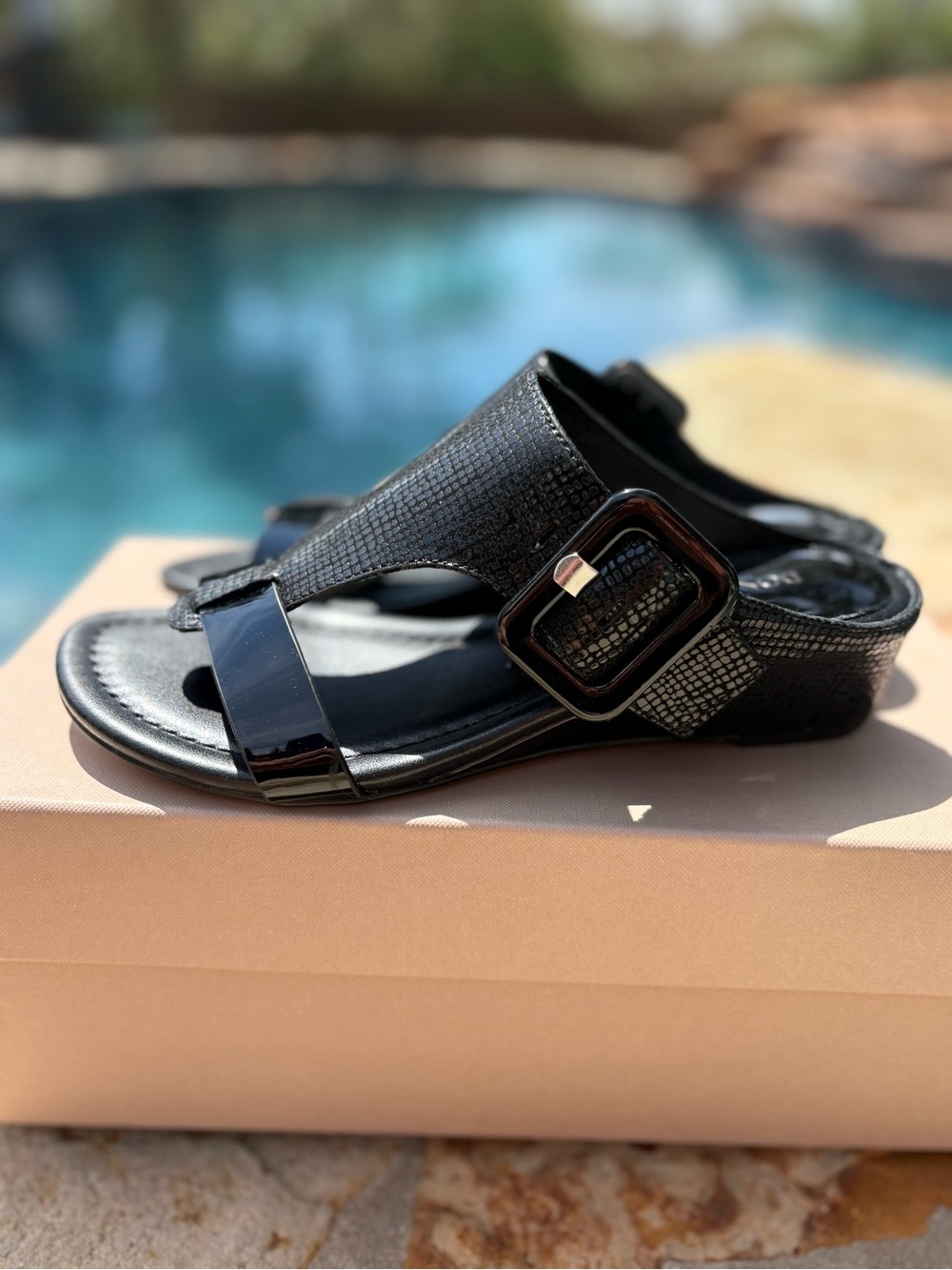 Donald Pliner Ofelia Sandal w/ adjustable buckle in Black Pebbled Leather Size 6